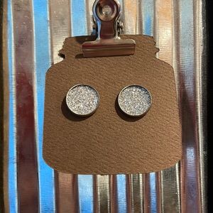 Sparkling gray earrings